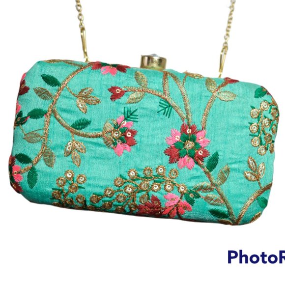 Green Clutch with  embroidery -hand made - Picture 5 of 8